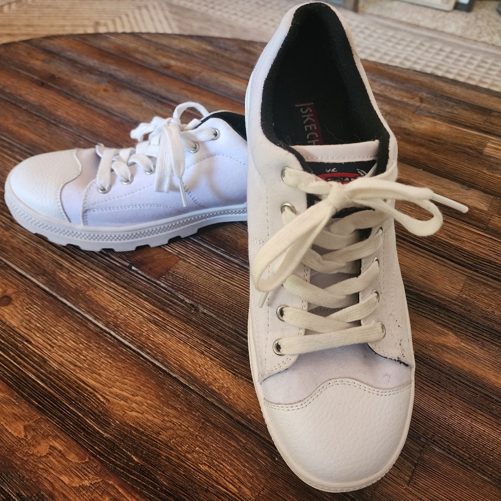 SKECHERS women's washable Roadies white canvas sneakers, size 9